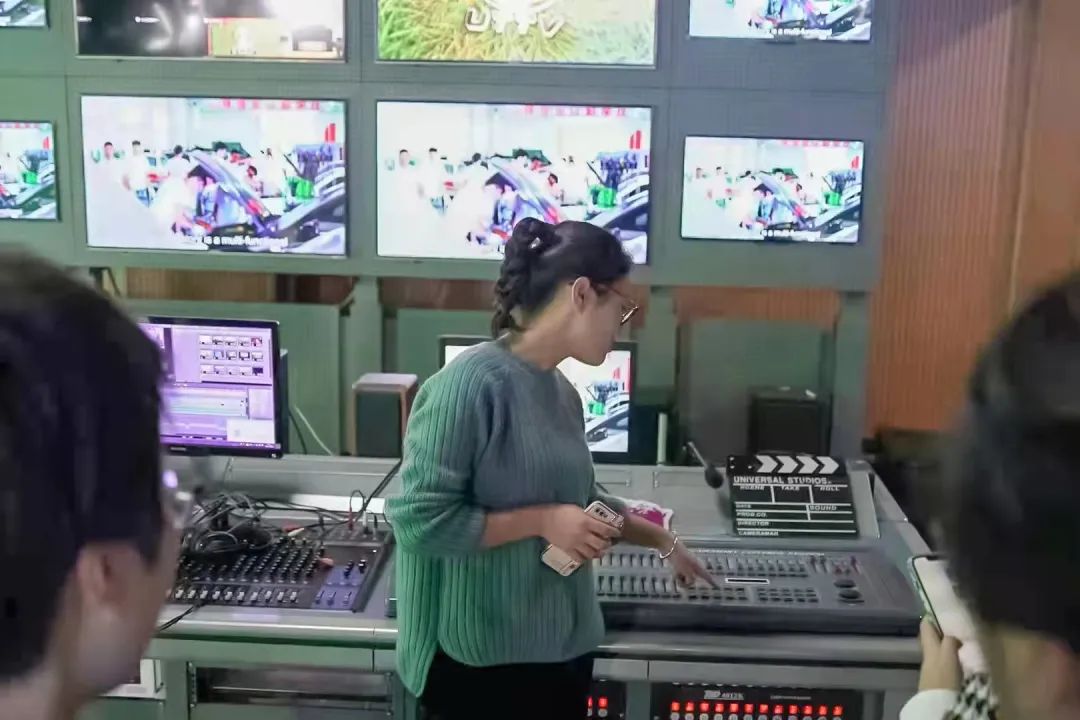 里士满简报|21级中英双学位班师生赴校广播电视台参观学习